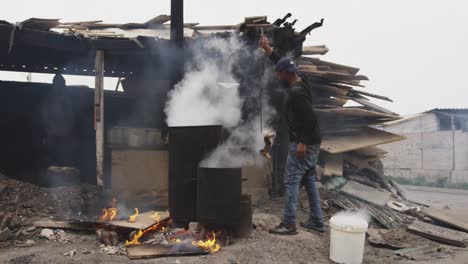 hombre africano tomando la carne con una estaca