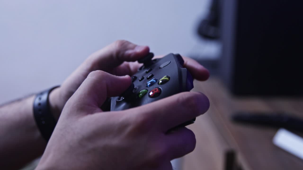 비디오 게임을 하기 위해 조이스틱을 들고 있는 손