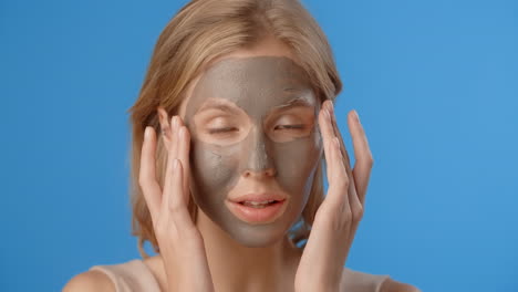 vrouw die een klei-gezichtsmasker aanbrengt