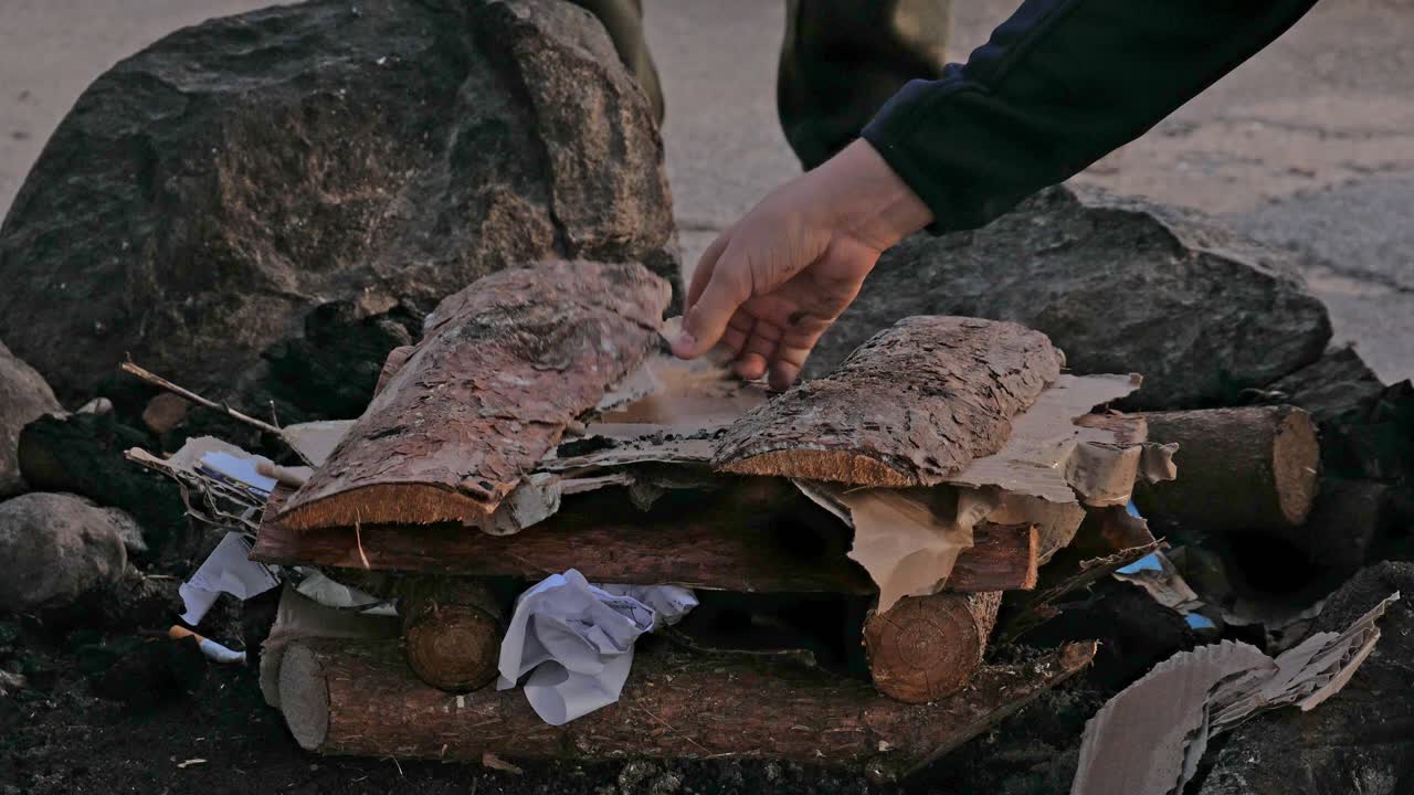 prepering hoguera en un camping