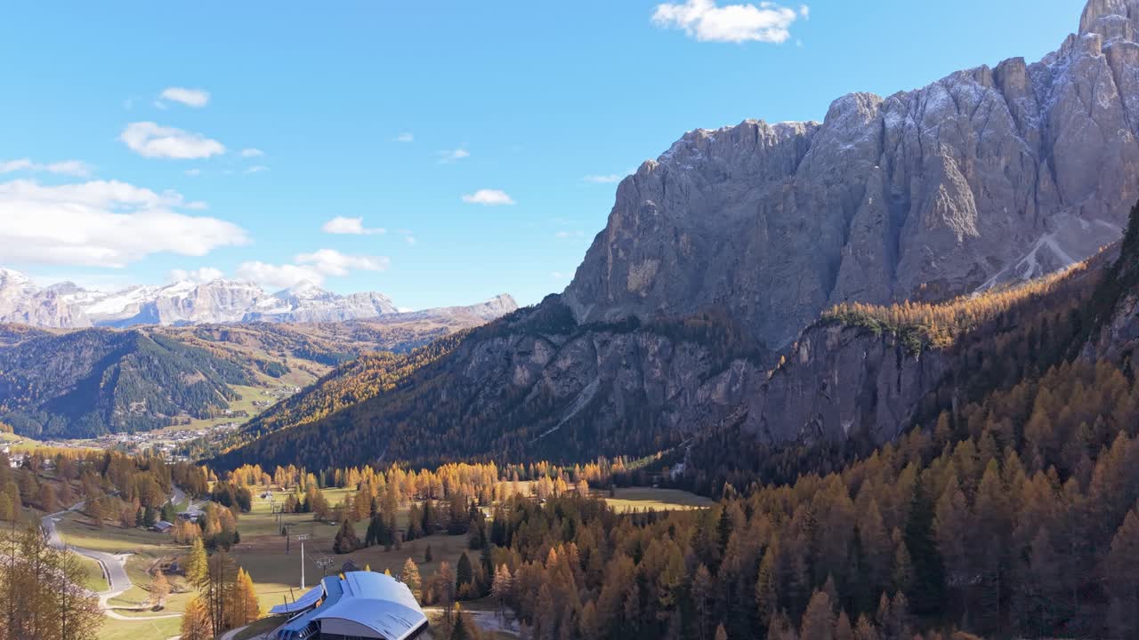 Luftfoto af efterårsfarvede landsbyer nær Passo Gardena, Dolomitterne.