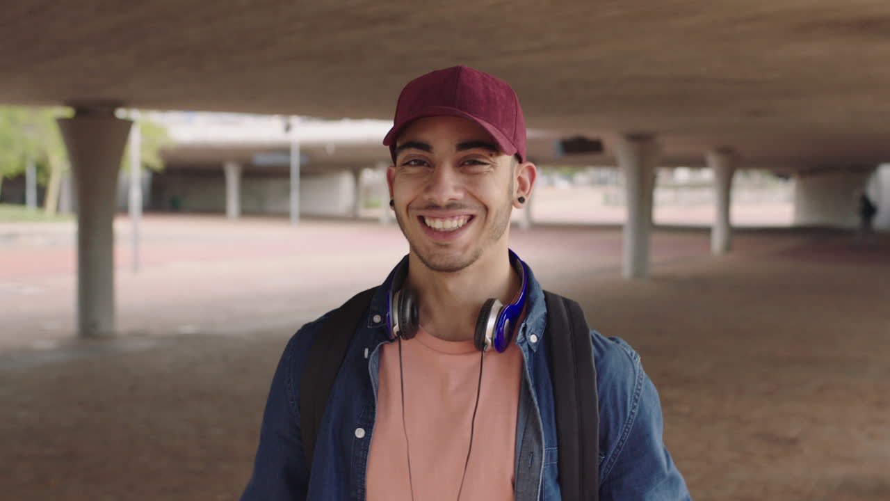 atractivo joven hombre hispano estudiante retrato de hombre guapo sonriendo feliz orgulloso