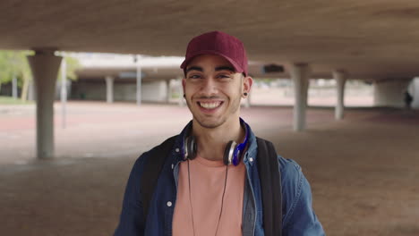 Atractivo-Joven-Hispano-Estudiante-Retrato-De-Hombre-Guapo-Sonriendo-Feliz-Orgulloso