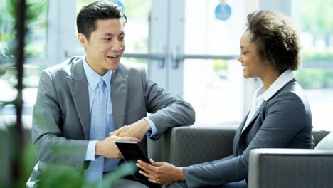 ejecutivos multiétnicos masculinos y femeninos se reúnen con un apretón de manos