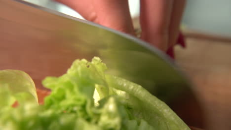 cuchillo corta verduras para ensalada en cámara lenta