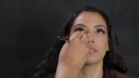 el retrato de la mujer experimenta una transformación. un artista profesional agrega nuevos colores a la pintura de fondo de primer plano. equilibrio entre iluminación y oscuridad