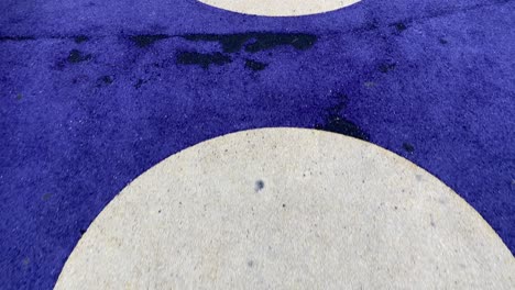 ich ging auf der ziegelsteinbefestigten straße im park zum spielplatz.