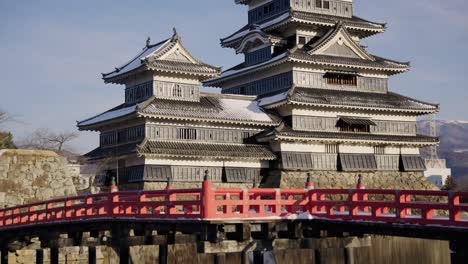 Crow-Castle-Matsumoto-jo-and-Red-Moat-Bridge,-Nagano-Japan