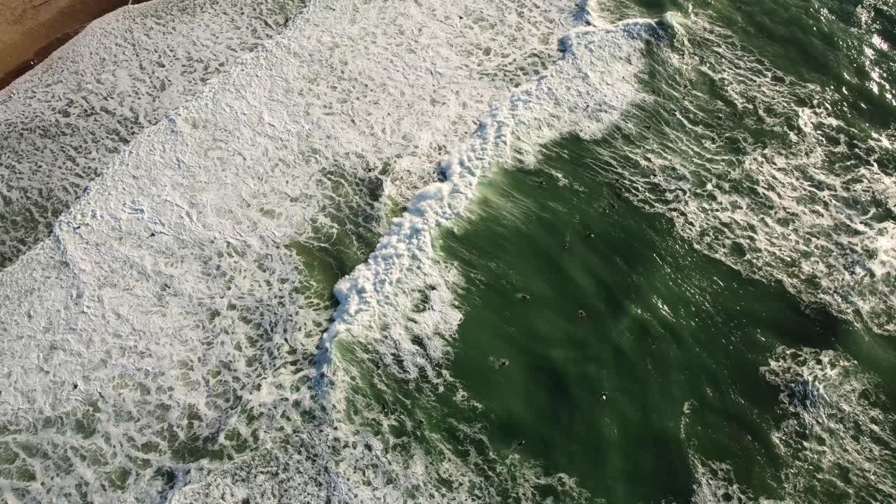 vista aérea de las olas que se estrellan en la playa
