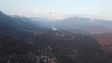 Val-Grande-Bergkette-Mit-Orta-see-Am-Boden