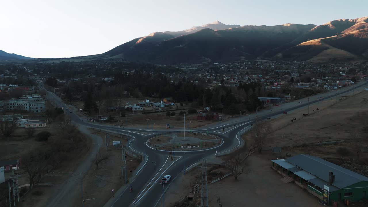 아르헨티나 투쿠만 주 타피 델 발레 시에서 볼 수 있는 안데스 산맥의 해가 뜨는 모습