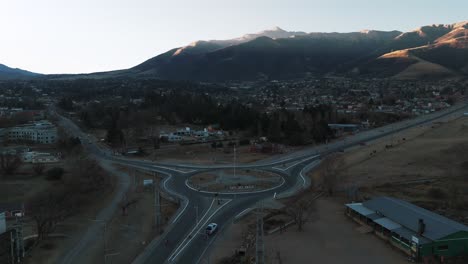 vista aérea del amanecer en la cordillera de los andes vista desde la ciudad de tafí del valle, tucumán, argentina
