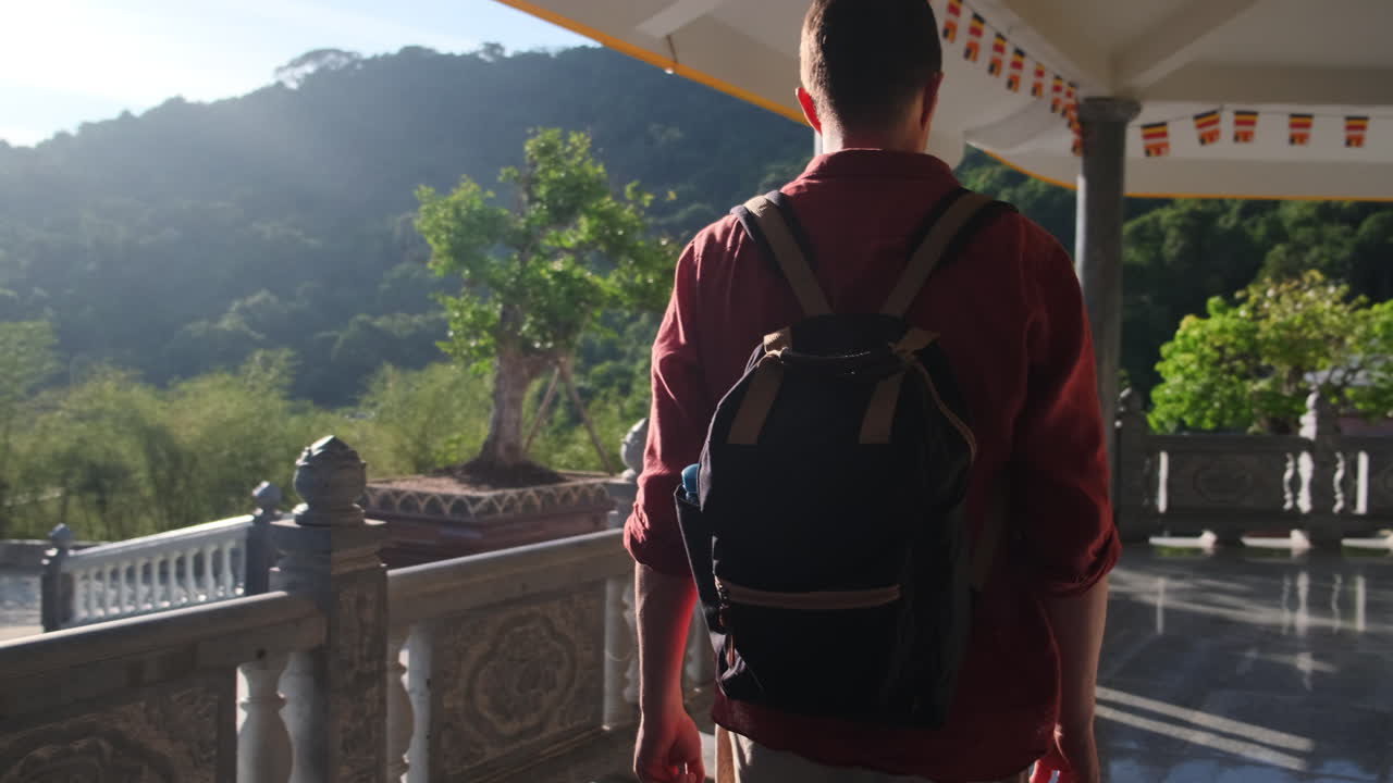 turista en un templo, vietnam