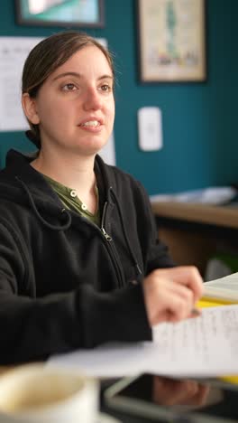 mujer estudiando en un escritorio