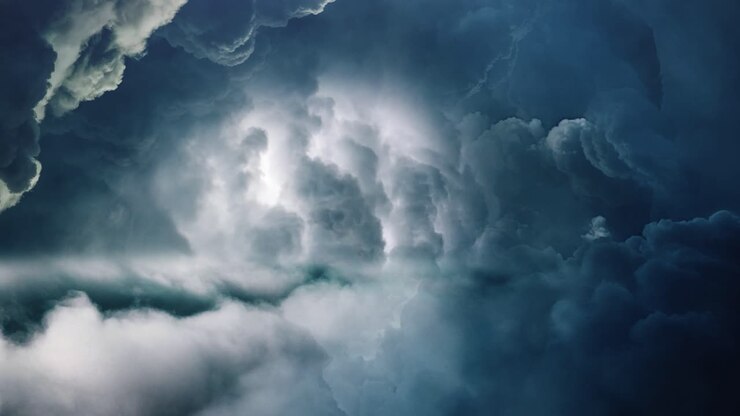 Temporale nel cielo con nuvole cumulonembi scure 4K