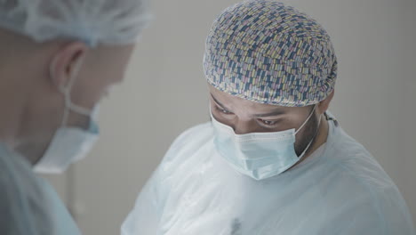 수술실에 있는 외과 의사들