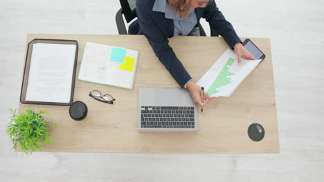 mujer, computadora portátil y análisis en la planificación