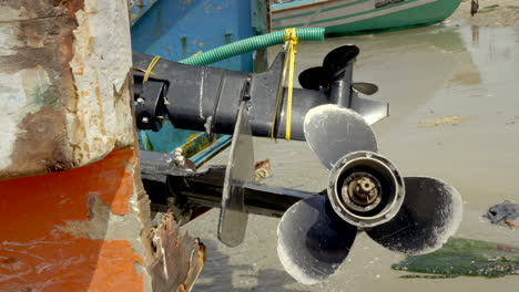 motor de un barco de pesca tradicional en la india kerala