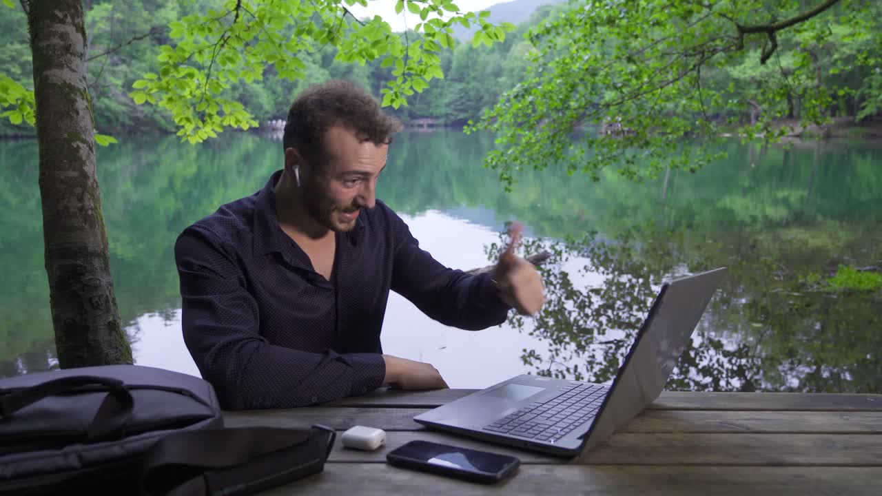 haciendo videollamadas al aire libre.