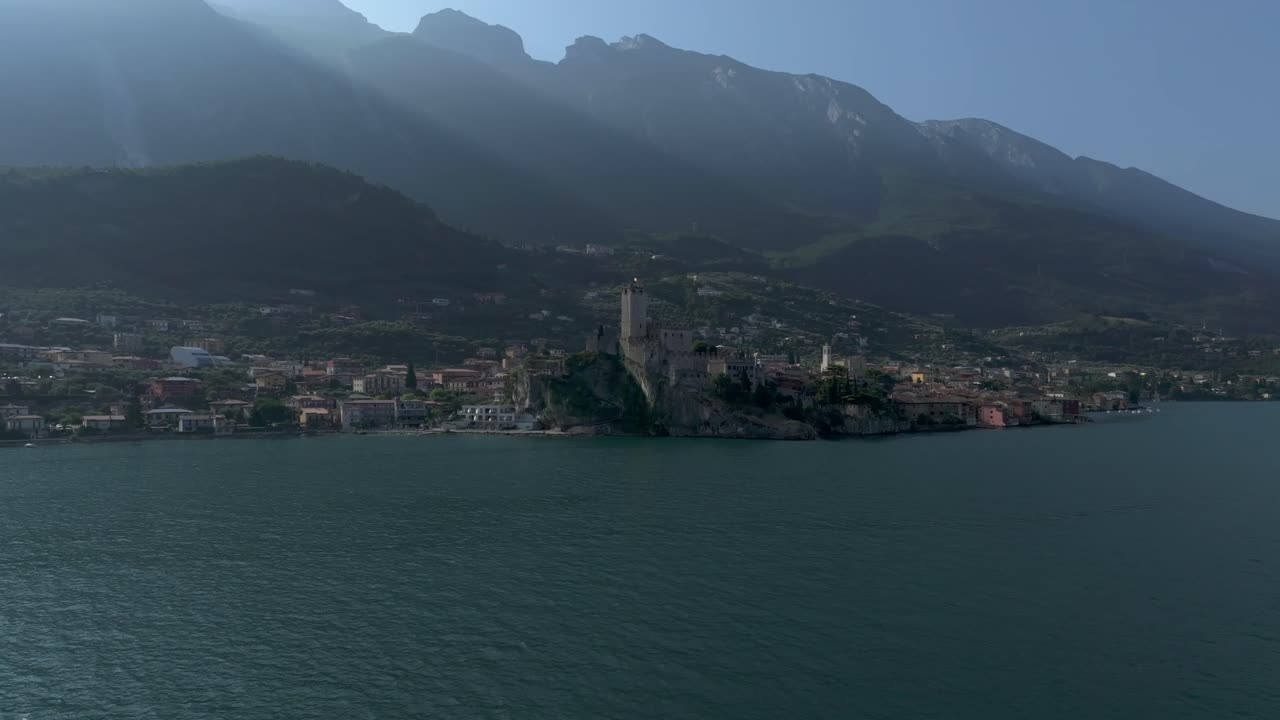 Europa Italia Lago di Garda Castello di Malcesine Veduta Aerea con Drone sopra l'acqua verso il Castello 4K 60fps