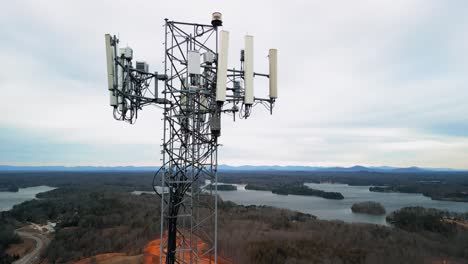 disparo aéreo girando alrededor de la torre de teléfono celular