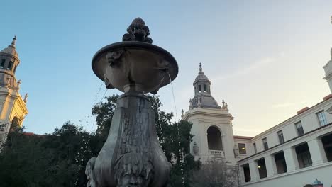 Fuente-Dentro-Del-Patio-Del-Ayuntamiento-De-Pasadena-Al-Atardecer,-Vista-Circular-En-Cámara-Lenta