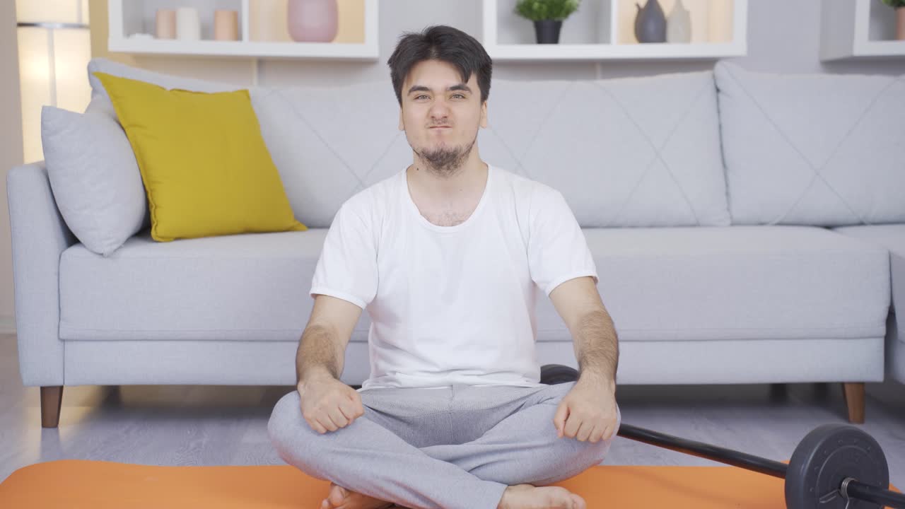 카메라를 보는 야심찬 스포츠맨. 스포츠 야심.