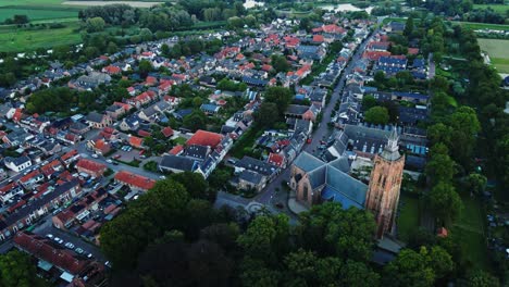 Vista-Aérea-De-Una-Pequeña-Y-Rica-Ciudad-En-La-Holanda-Rural