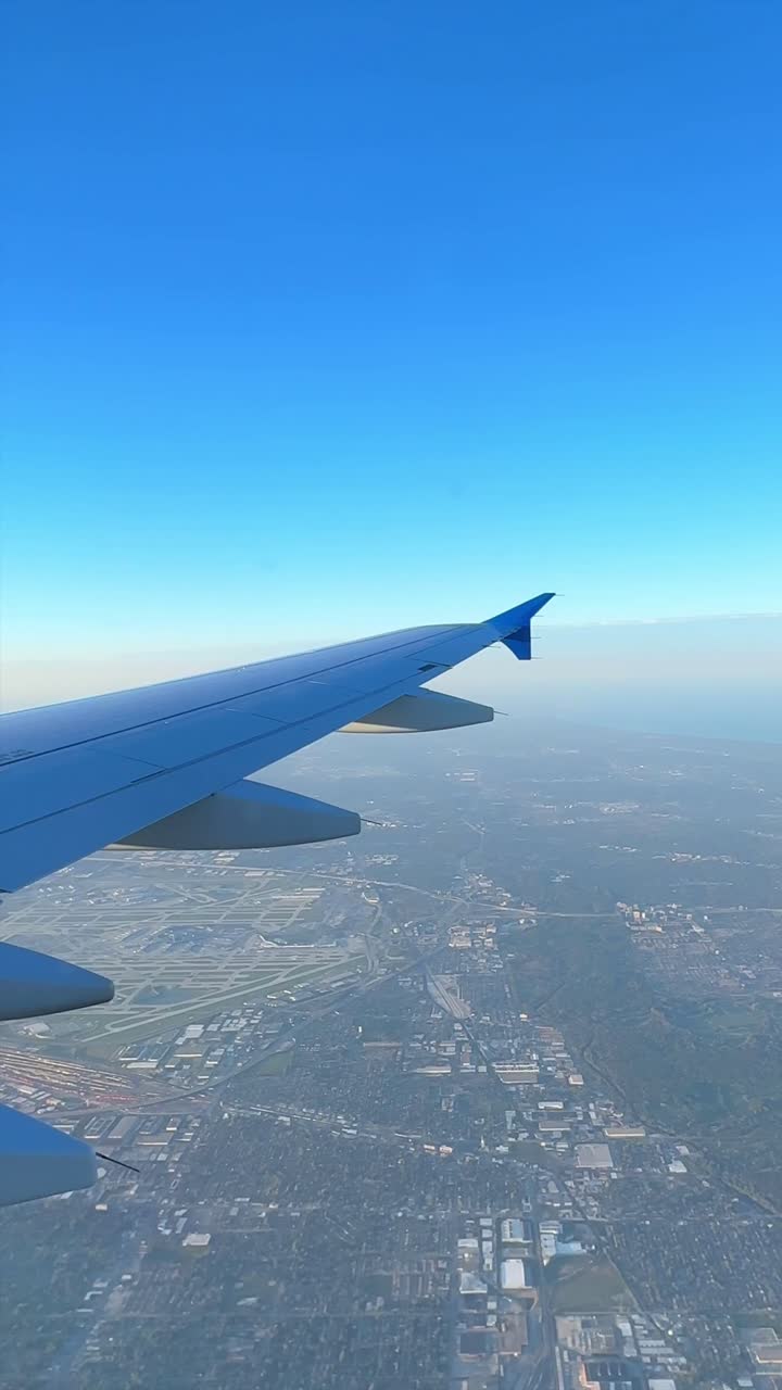 Un aereo di linea a reazione sorvola un paesaggio urbano dettagliato sotto un cielo azzurro limpido. Perfetto per contenuti di viaggio e aviazione
