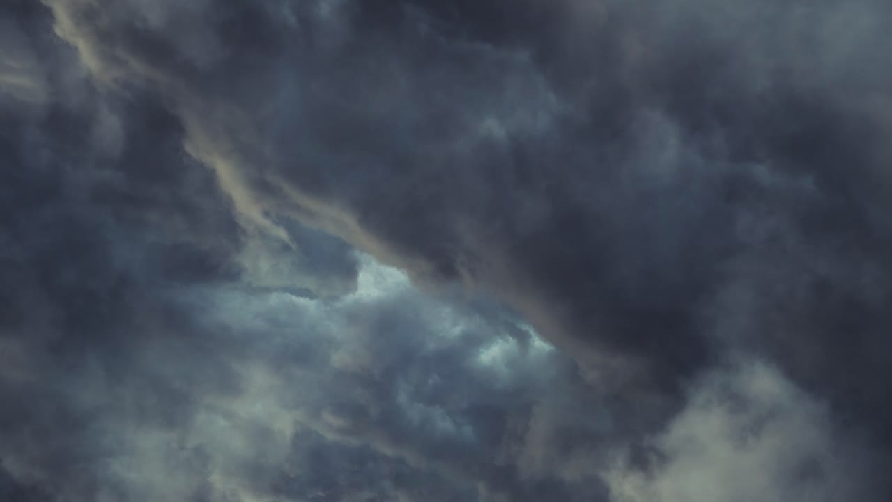 tormenta de 4k dentro de nubes oscuras en movimiento