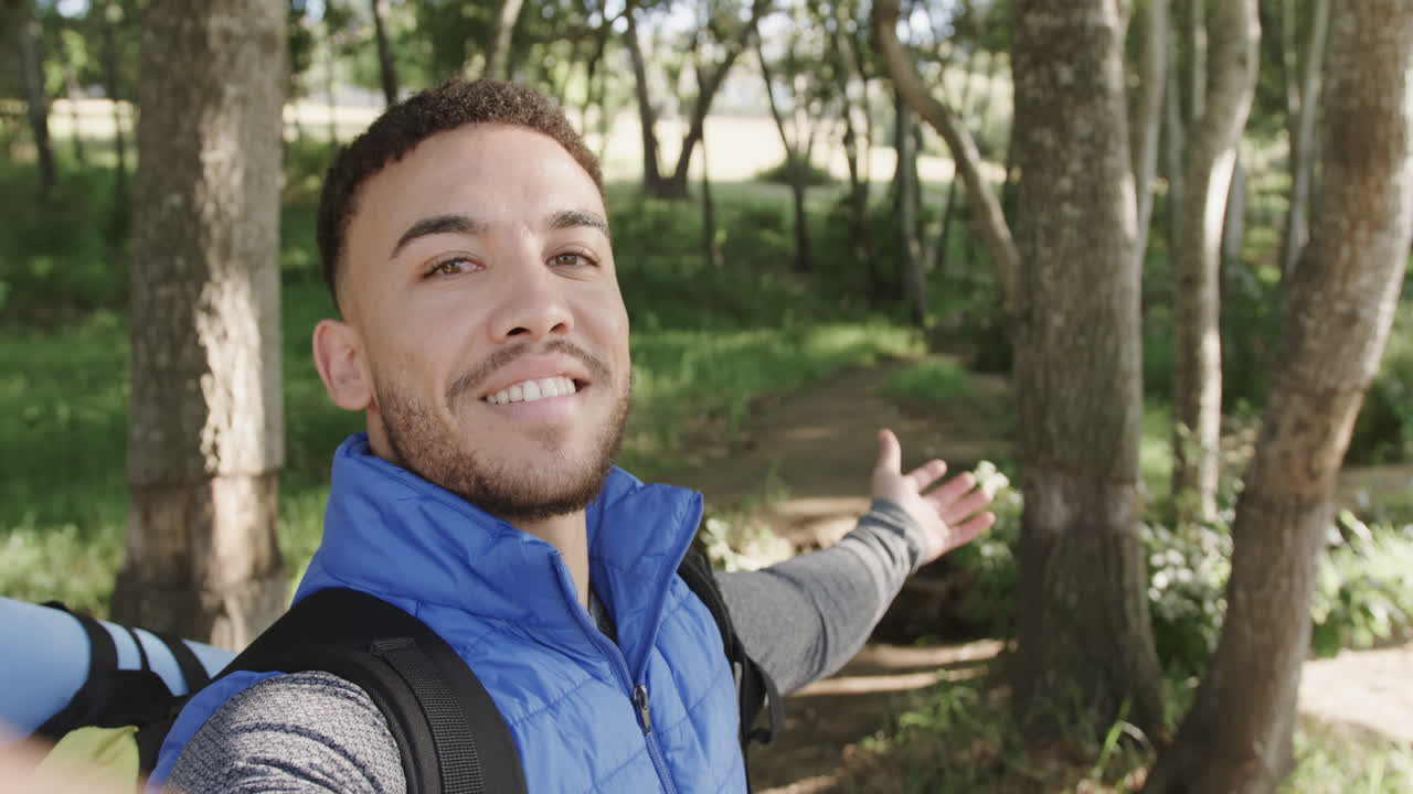 retrato de un feliz hombre afroamericano caminando en el bosque, copia el espacio, cámara lenta