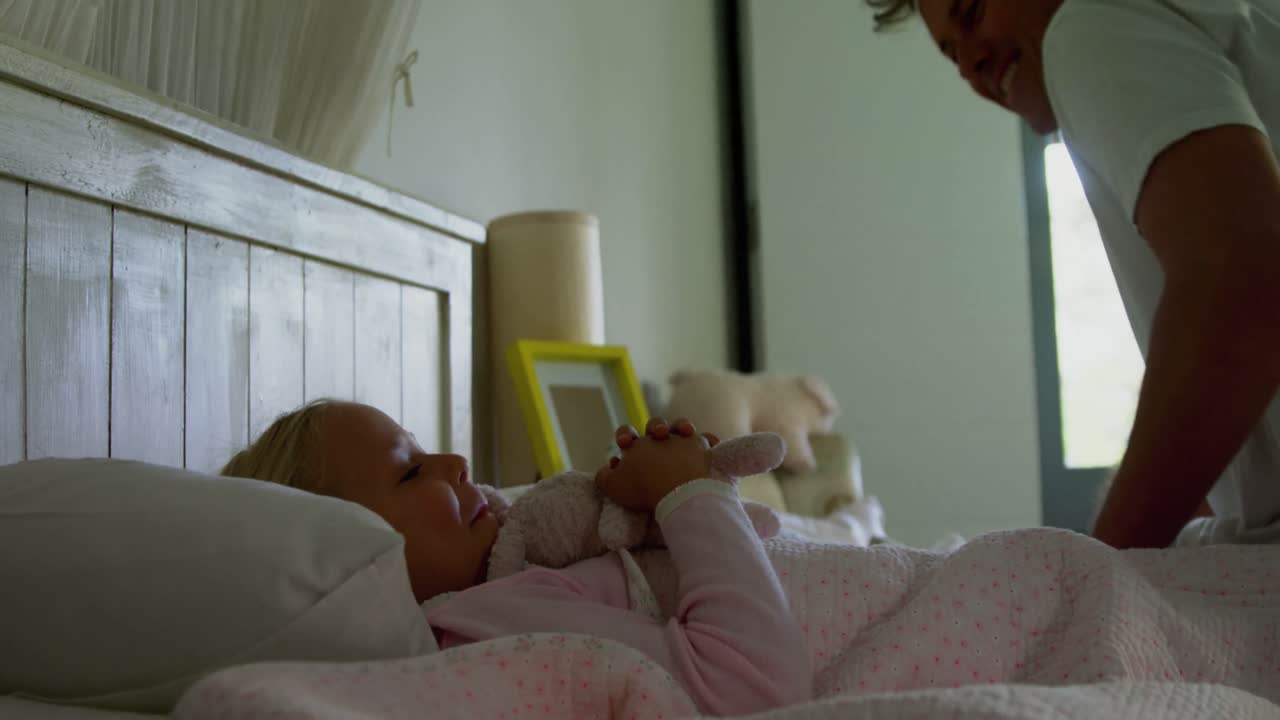 Padre e figlia felici che si divertono in camera da letto 4k