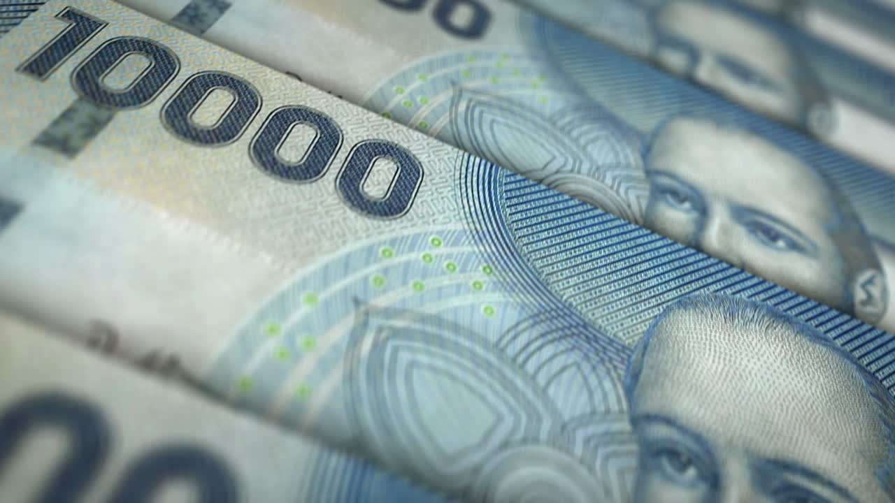 animación en bucle de la superficie del billete de dinero de pesos chilenos