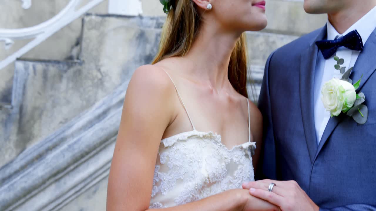 신랑과 신부가 서로를 사랑스럽게 바라보는 4k 4k