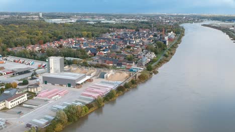 Inclinación-De-Gran-ángulo-De-Drones-Sobre-Una-Zona-Industrial-En-Amberes,-Bélgica,-En-Un-Día-Nublado