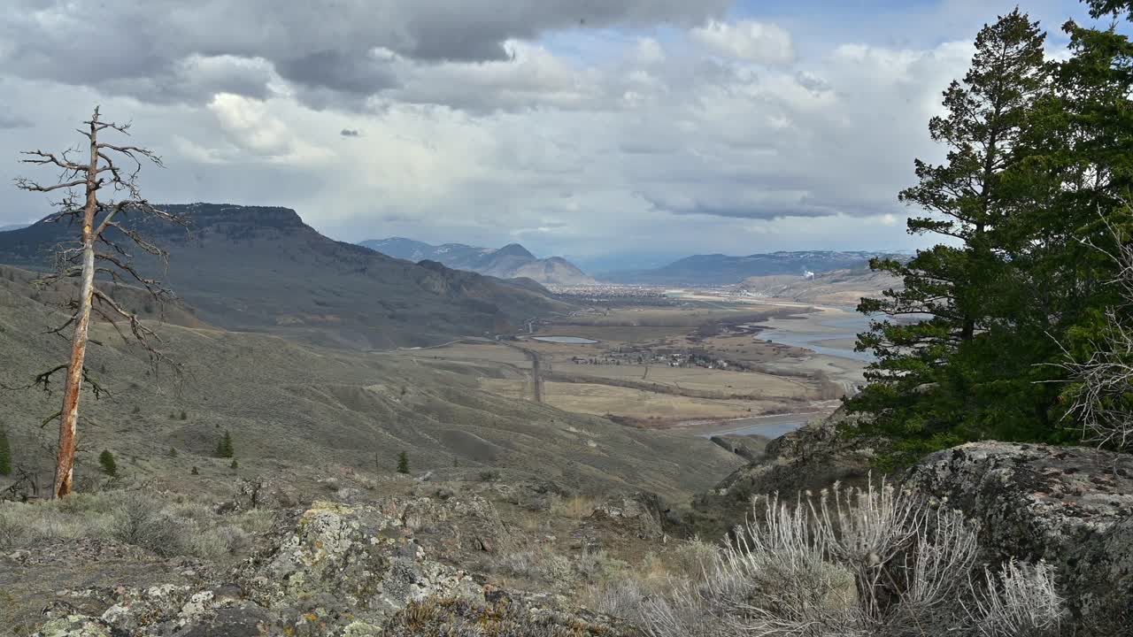 una odisea de lapso de tiempo del río thompson convergiendo con el lago kamloops desde battle bluff