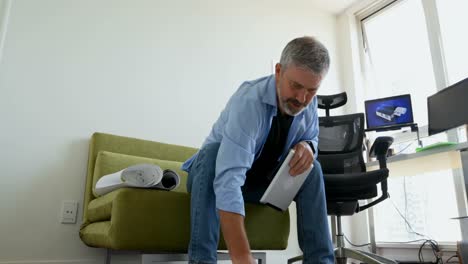 hombre trabajando en planos en casa 4k