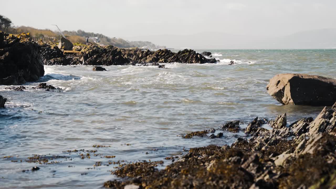 волны разбиваются о скалистый берег, съемка с рук