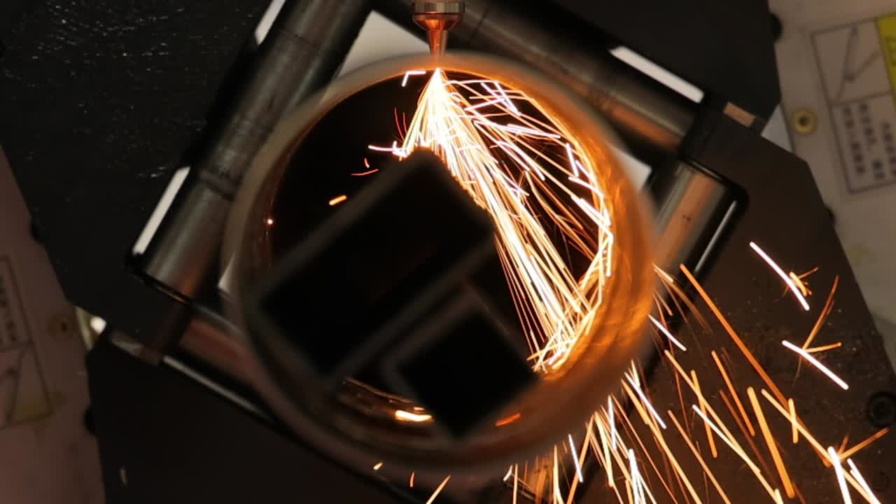 corte láser cnc de metal, tecnología industrial moderna.