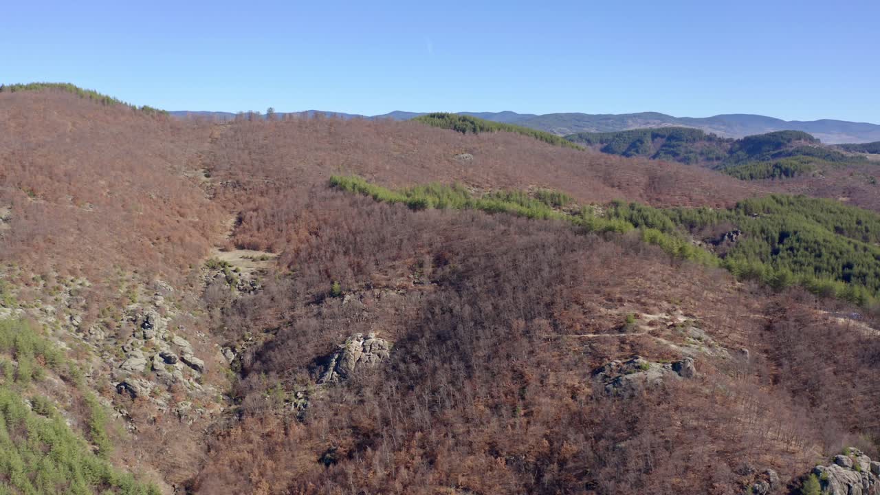 drone panorámica de izquierda a derecha alrededor de las montañas de skribina, un lugar conocido por sus propiedades curativas milagrosas ubicado en las montañas rodope en bulgaria
