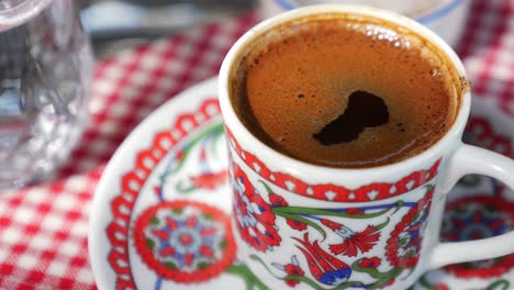 café turco en una taza decorativa