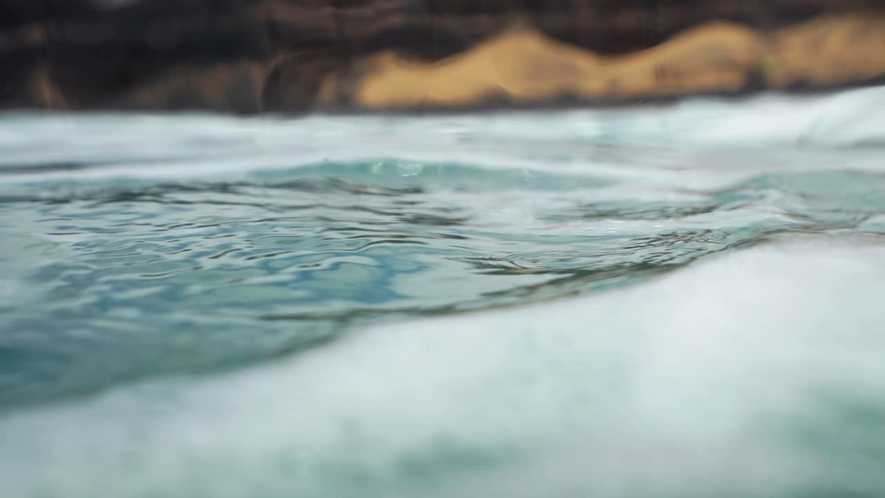 Splendida ripresa al rallentatore della superficie dell'Oceano Atlantico sulla costa di Fuerteventura, nelle Isole Canarie della Spagna