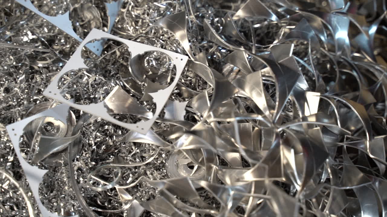 공장에서 나온 큰 금속 부스러기 더미의 하향식 보기