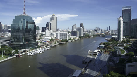 lapso de tiempo de las nubes avanzando hacia el río chao phraya, bangkok, tailandia