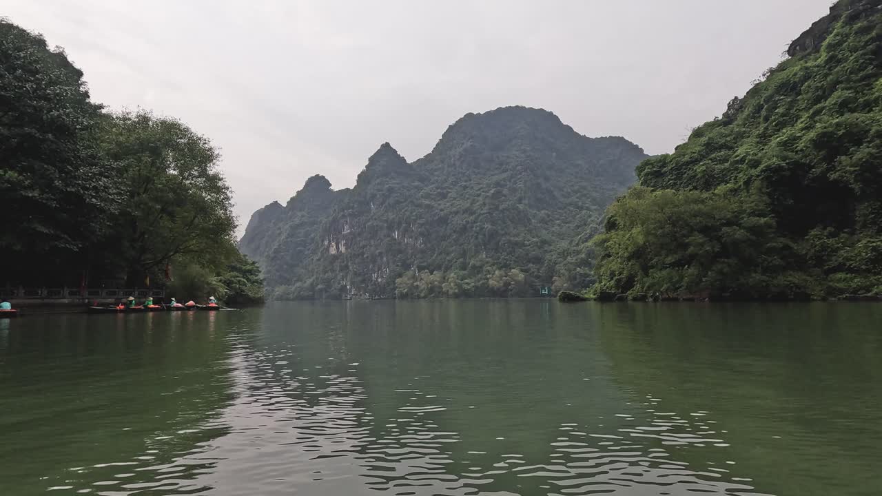viaje en barco en un tranquilo lago de montaña