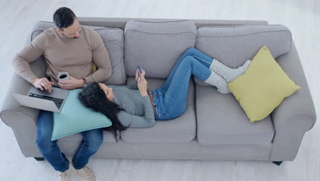 vista, relajarse y pareja en el sofá con la tecnología superior