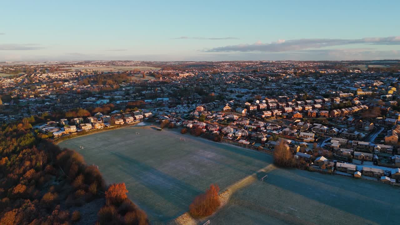 el amanecer en una mañana de invierno muy fría en yorkshire, reino unido