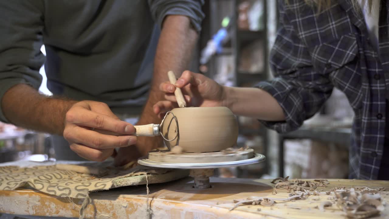 Corso di ceramica: Modellare l'argilla su un tornio