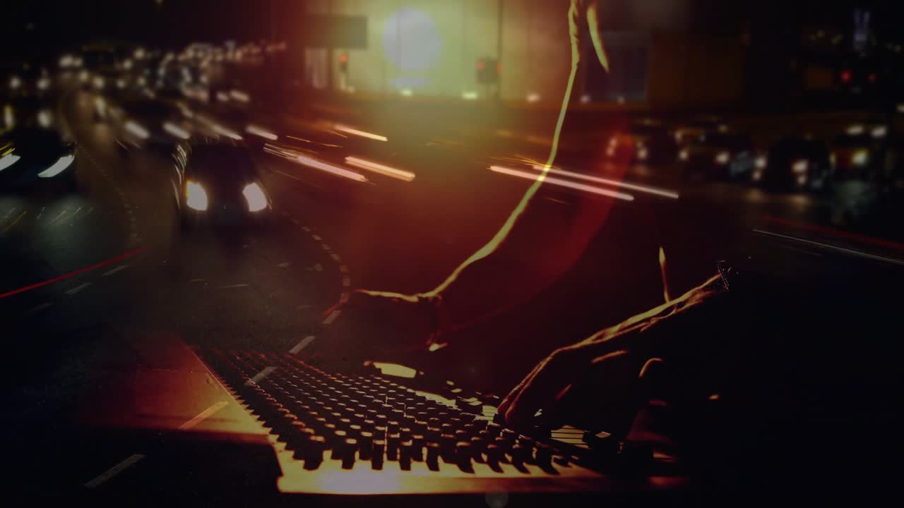 Mand trykker på play, starter lydmix, læner sig over mixeren og justerer fadere under varmt baggrundslys.