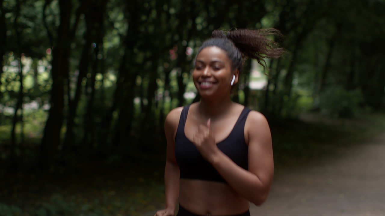 Donna che corre in un parco